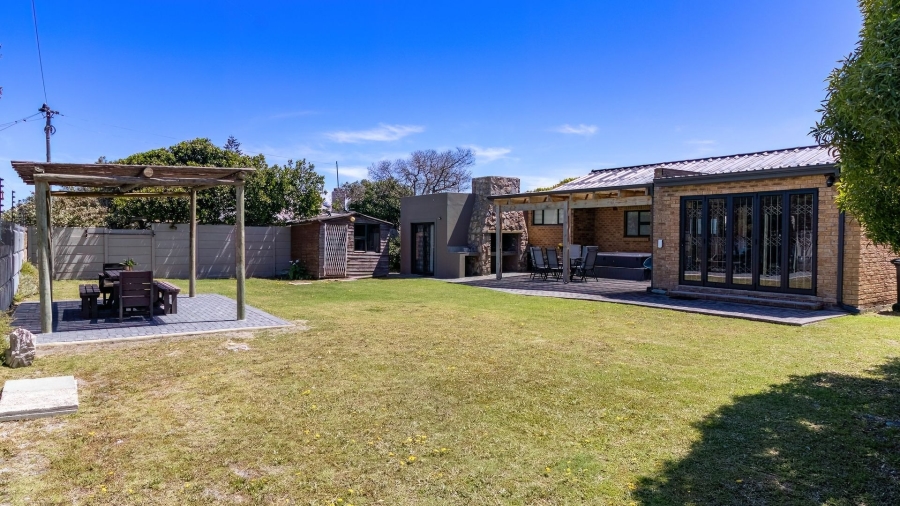 4 Bedroom Property for Sale in Sandbaai Western Cape